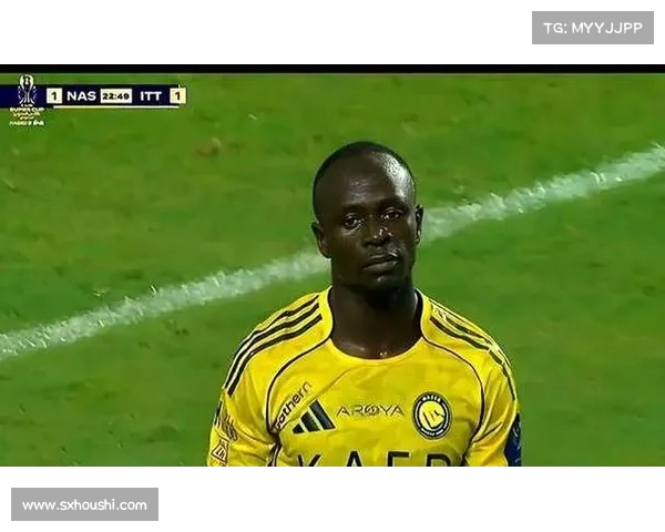 马内踩门将肚子引发争议 VAR介入判红牌升级为黄牌 马内踩门将肚子引发争议 VAR介入判红牌升级为黄牌